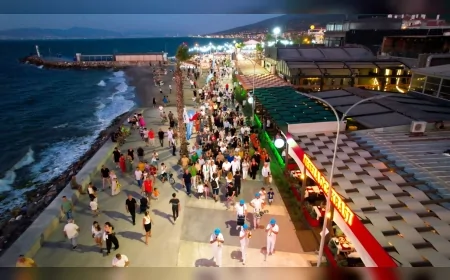 Güzelbahçe’nin yenilenen sahiline İsmail Kandemir ismi verildi, sahil boyu bando ve marşlarla açıldı