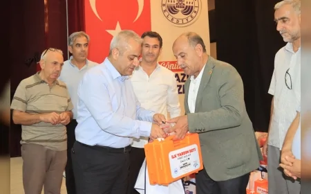 Elazığ Belediyesi’nden 43 mahalle muhtarına afetlere hazırlık desteği: İlk yardım seti ve yangın tüpü dağıtıldı