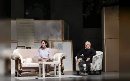 Ayvalık Belediye Tiyatrosu “Hatırla Ey Peri” oyunuyla Ören’de binlerce izleyiciyi duygulandırdı