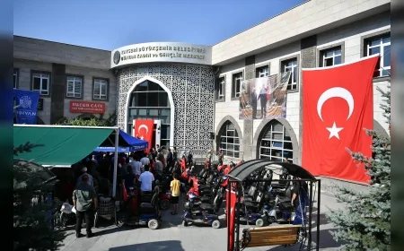 Büyükkılıç ve Elitaş, Bünyan'da özel gereksinimli vatandaşlar için düzenlenen akülü araç törenine katıldı