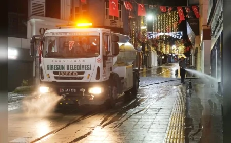 Giresun’un en işlek caddesi gece boyunca yıkandı: Gazi Caddesi’nde kapsamlı temizlik yapıldı
