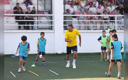 Buca’da profesyonel futbolculardan genç yeteneklere saha içi eğitim ve yaşam dersi