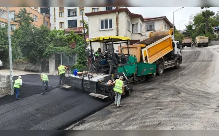 Ünye’de sahil trafiğini rahatlatacak Çamurlu Mahallesi yolu sıcak asfaltla yenilendi