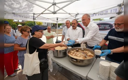 Gaziemir Belediyesi üç noktada 3 bin kişiye aşure dağıttı