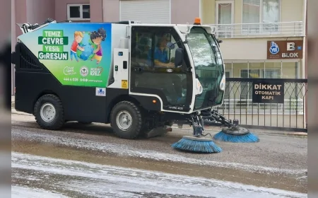 Giresun’da Nihatbey Caddesi köpüklü suyla yıkandı, yaz temizliği devam ediyor
