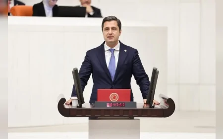 CHP’li Deniz Yücel: “AKP yangınlara çözüm üretmek yerine sorumluluğu CHP’li belediyelere yıkıyor”