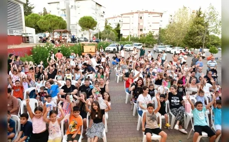 Çiğli’de tiyatro yaz akşamlarını renklendiriyor: Mahallelerde sanat buluşmaları sürüyor