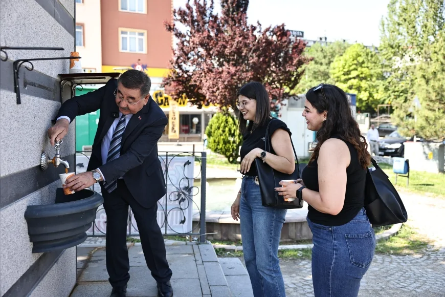 Gölbaşı Belediyesi sabah saatlerinde vatandaşlara ücretsiz çorba dağıtımını sürdürüyor