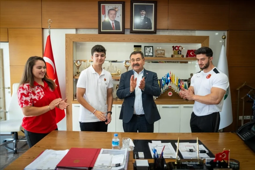 Gölbaşı'nda ulusal ve uluslararası başarı kazanan sporculara cumhuriyet altını verildi