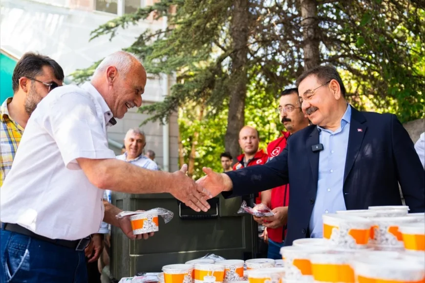Gölbaşı Belediyesi Muharrem Ayında Cami Avlularında Aşure Dağıttı