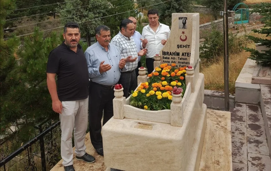 15 Temmuz Şehidi İbrahim Ateş için Mevlit Programı Düzenlendi, Kabri Başında Dualar Edildi