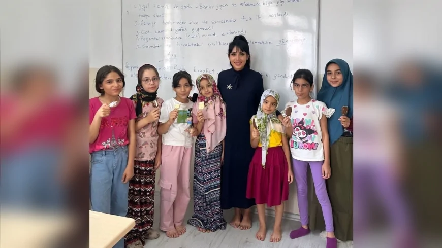 Cansu Karabacak dört Kuran kursuna destek verdi, çocuklara eğitim materyali dağıttı