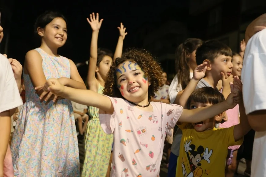 Kepez’de yaz akşamları kültürle buluşuyor: “Sahne Kepez” Kütükçü Mahallesi’ne konuk oldu