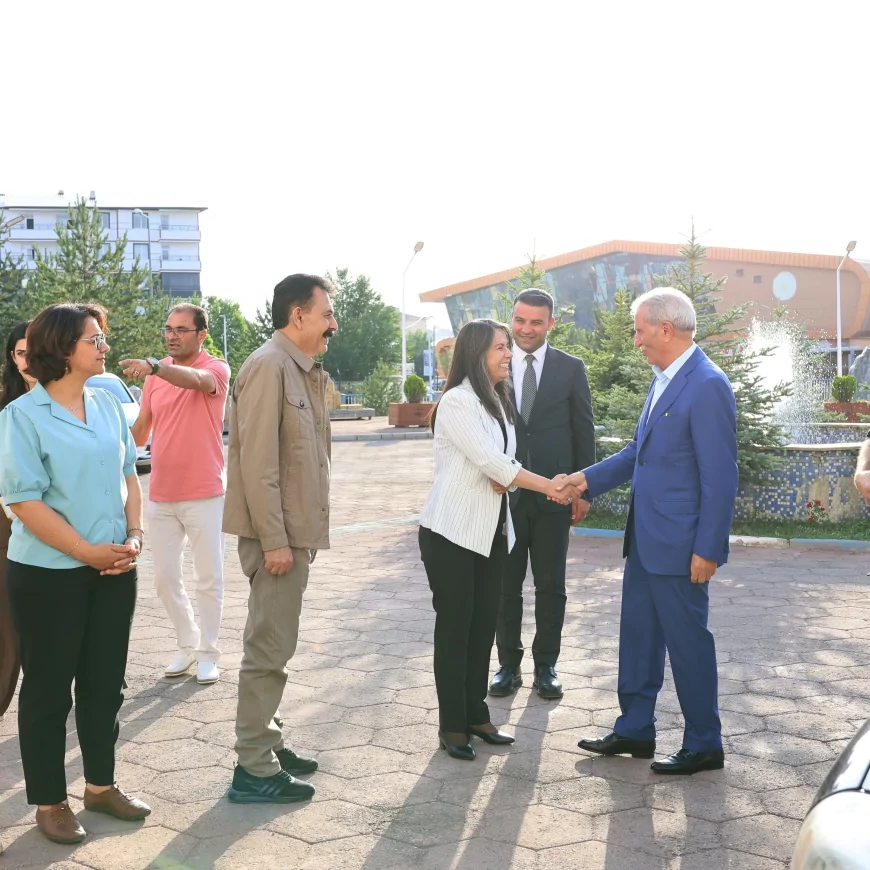 İbrahim Çeçen’den Ağrı Belediyesi’ne anlamlı ziyaret: Kentin geleceği üzerine görüş alışverişi yapıldı