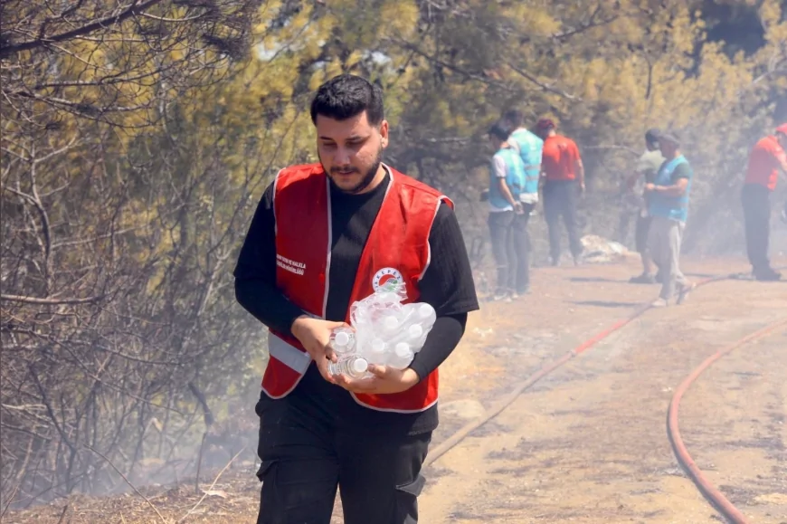 Kepez Belediyesi, Aksu ve Muratpaşa’daki yangınlara araç ve personel desteğiyle müdahale etti