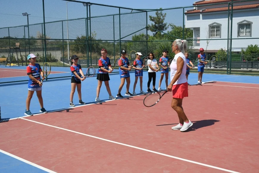 Kuşadası Belediyesi’nin ücretsiz tenis kursları çocuklardan yoğun ilgi görüyor