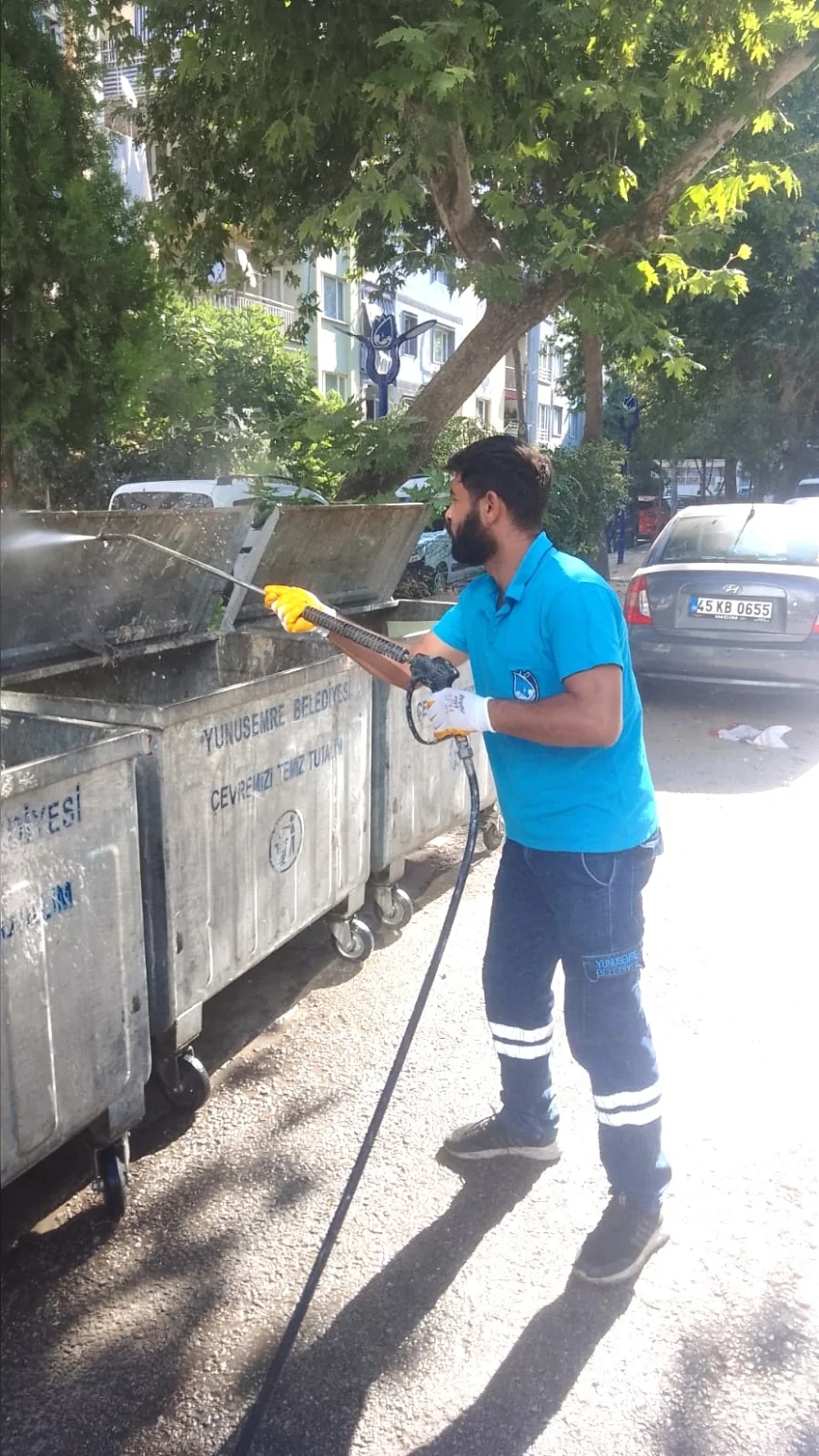 Yunusemre Belediyesi yaz sıcaklarında kötü kokuya karşı konteynerleri düzenli dezenfekte ediyor!