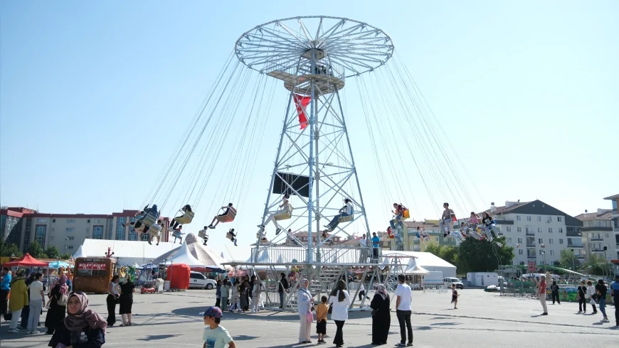 Çorum Belediyesi 700 Çocuğu Lunaparkta Buluşturdu, Yaz Tatiline Renk Kattı!