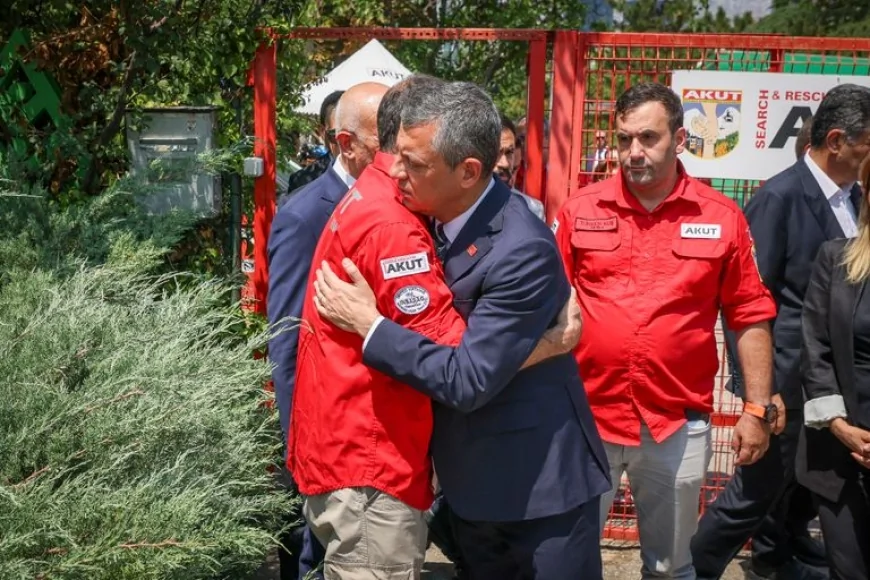 Özgür Özel, Eskişehir yangınında hayatını kaybeden AKUT gönüllülerinin anısına Ankara’daki merkeze taziye ziyaretinde bulundu