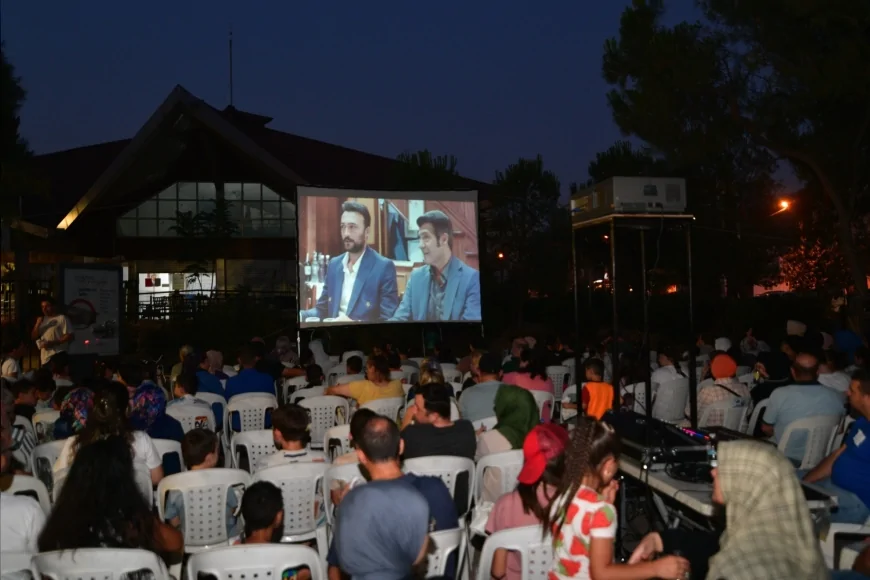 Bornova’da 10 Mahallede Açık Hava Sinema Keyfi: Komedi Filmleriyle Yaz Akşamlarına Kahkaha Geliyor