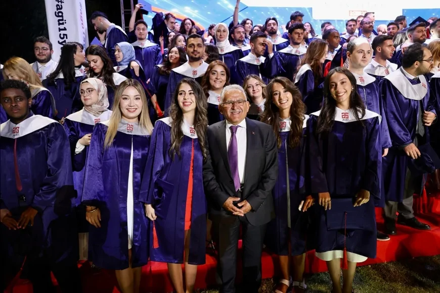 11. Cumhurbaşkanı Gül ve Başkan Büyükkılıç, AGÜ mezuniyet töreninde öğrencilerin coşkusuna katıldı