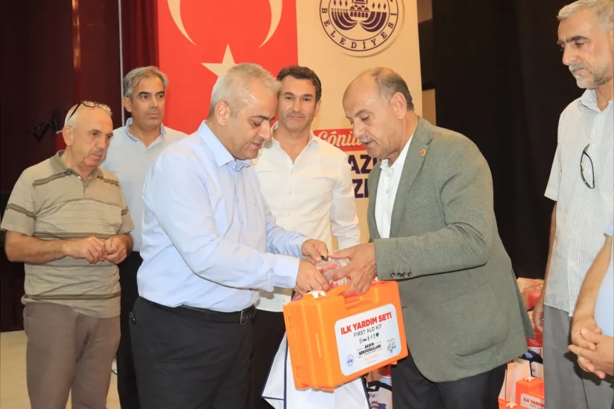 Elazığ Belediyesi’nden 43 mahalle muhtarına afetlere hazırlık desteği: İlk yardım seti ve yangın tüpü dağıtıldı