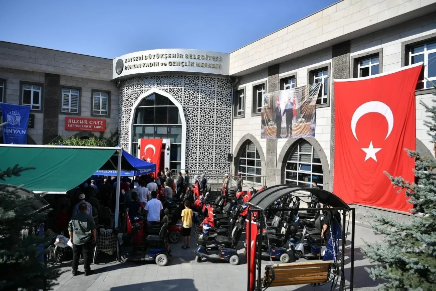 Büyükkılıç ve Elitaş, Bünyan'da özel gereksinimli vatandaşlar için düzenlenen akülü araç törenine katıldı
