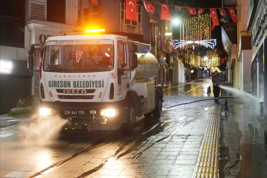 Giresun’un en işlek caddesi gece boyunca yıkandı: Gazi Caddesi’nde kapsamlı temizlik yapıldı
