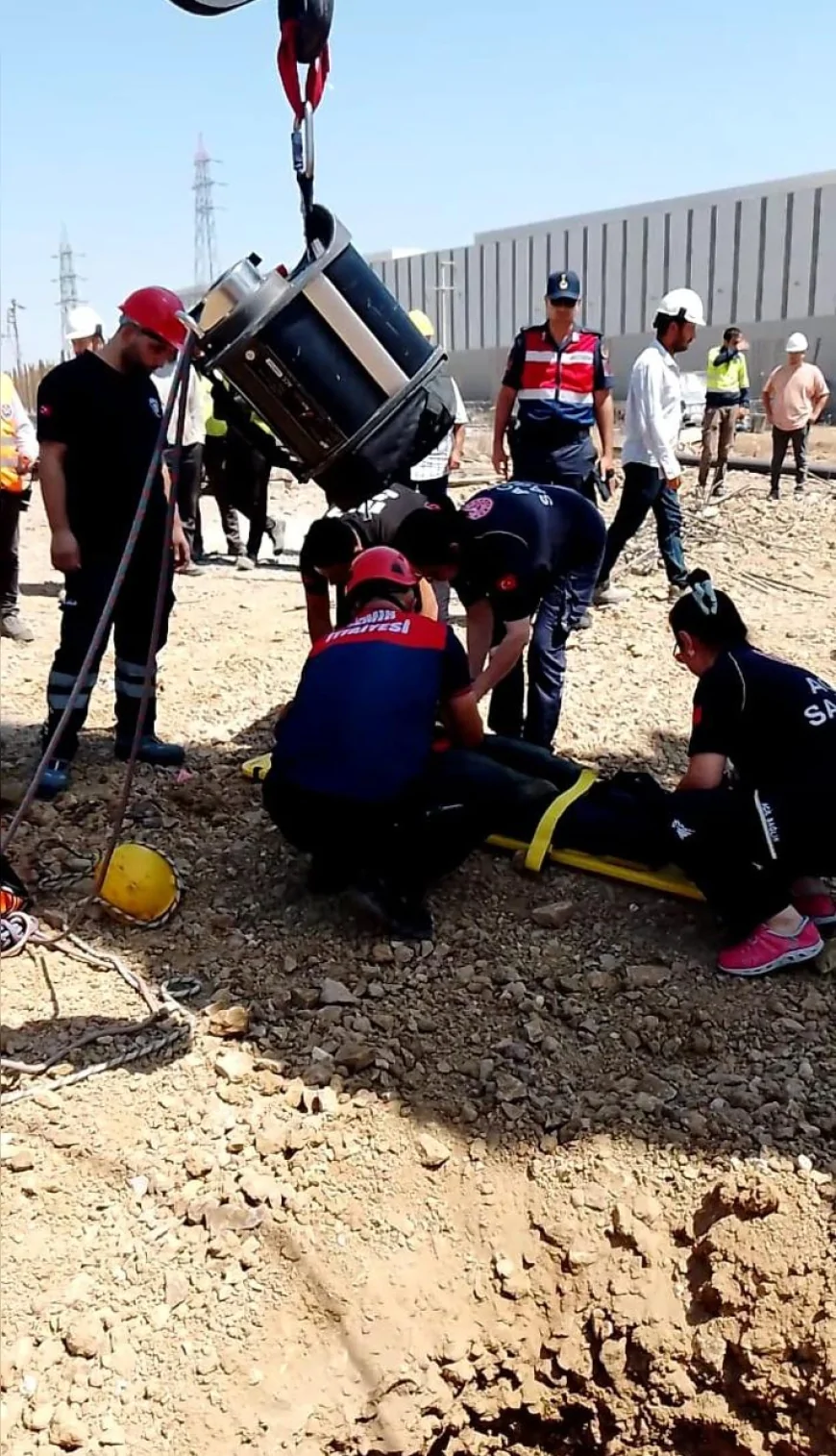 İzmir Aliağa’da 15 metrelik kuyuya düşen yurttaş itfaiye ekipleri tarafından sağ olarak kurtarıldı