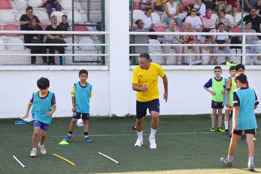 Buca’da profesyonel futbolculardan genç yeteneklere saha içi eğitim ve yaşam dersi