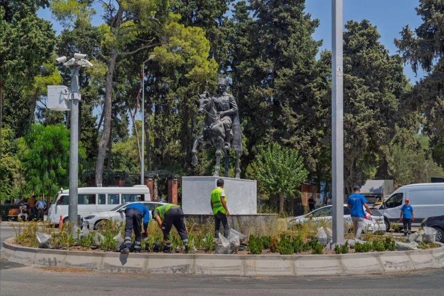 İzmir Büyükşehir Belediyesi'nden kuraklığa karşı yeni adım: Az su tüketen bitkilerle yeşil alanlar dönüştürülüyor
