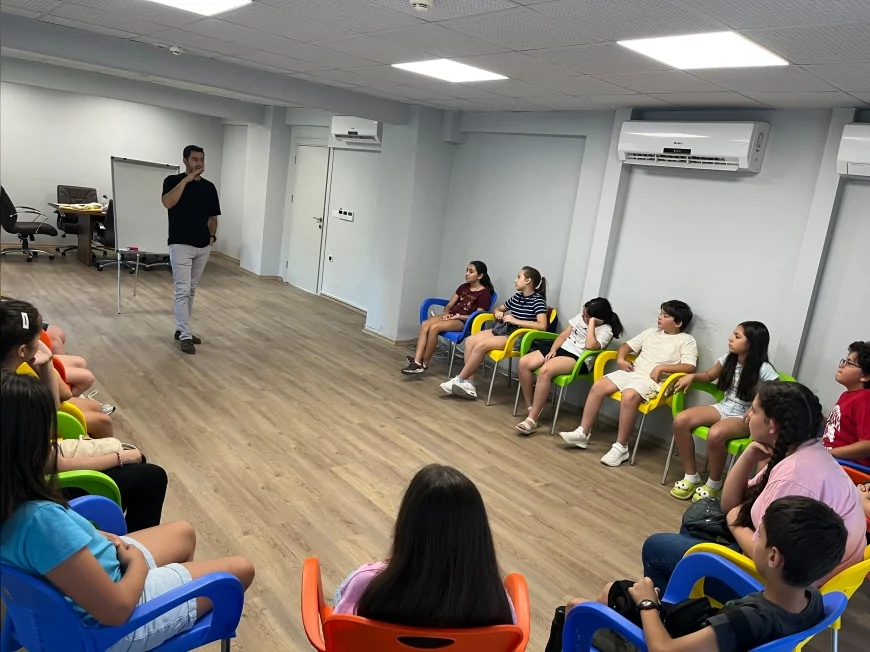 İzmir Çocuk Meclisi’nde akran zorbalığına karşı eğitim düzenlendi: Çocuklar haklarını öğreniyor