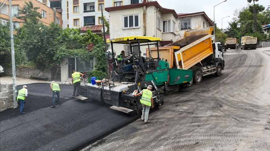 Ünye’de sahil trafiğini rahatlatacak Çamurlu Mahallesi yolu sıcak asfaltla yenilendi