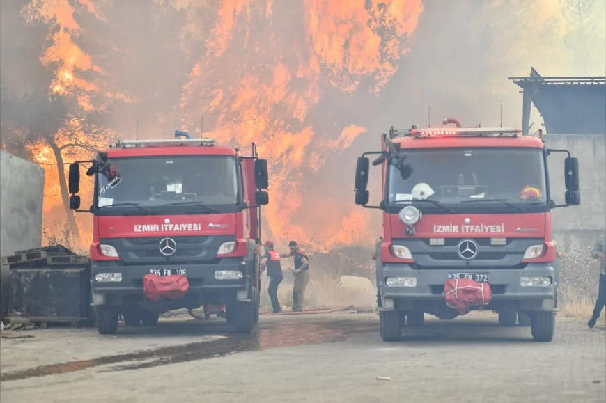 Bornova Gökdere’de çıkan orman yangını geri dönüşüm tesislerini tehdit etti, mücadele sürüyor