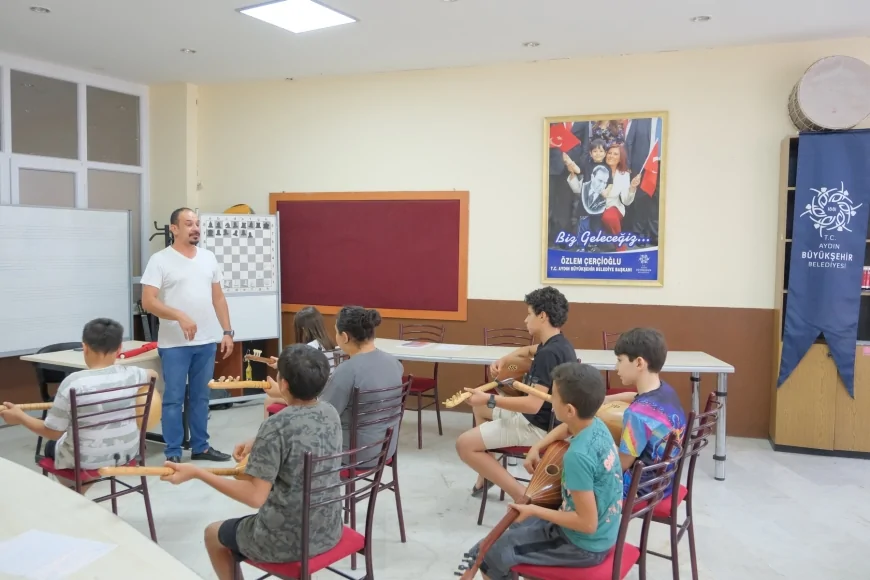 Aydın’da Çocuklar ve Gençler Yaz Kurslarında Bağlama Öğreniyor