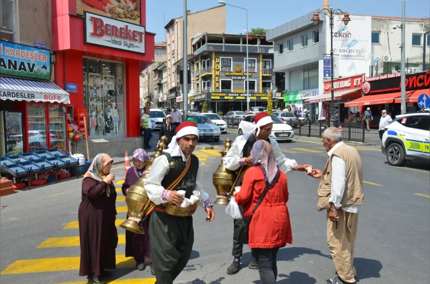 Nevşehir'de 40 Dereceyi Aşan Sıcaklık Nedeniyle Vatandaşlara Limonata Dağıtılıyor