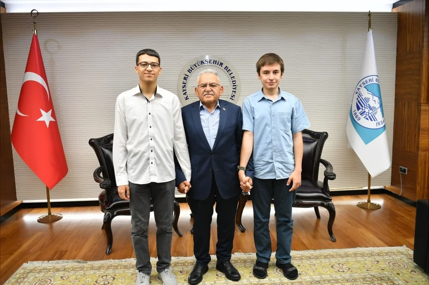 Başkan Memduh Büyükkılıç: “YKS'de Türkiye derecesi yapan öğrencilerimize desteğimiz sürecek”