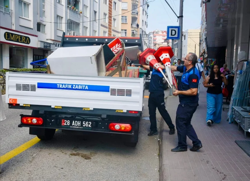Giresun’da dükkan önü işgallerine müdahale edildi, dubalar ve levhalar zabıta ekiplerince toplandı