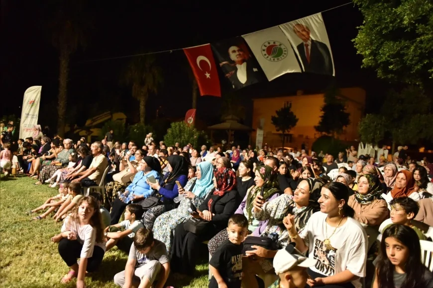Kepez’de sanat dolu yaz akşamı: Beşkonaklılar Mahallesi “Sahne Kepez” ile renklendi