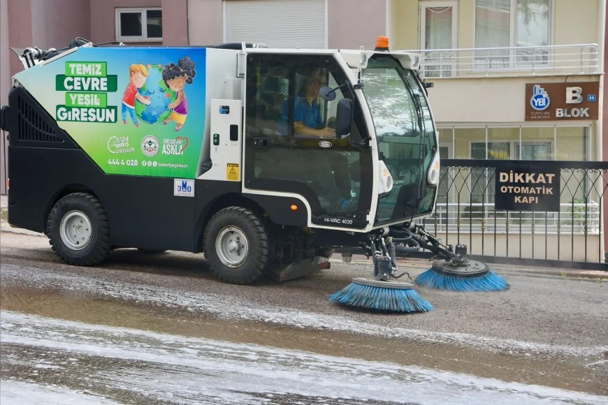 Giresun’da Nihatbey Caddesi köpüklü suyla yıkandı, yaz temizliği devam ediyor