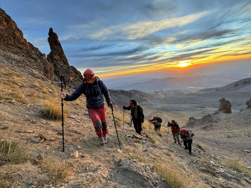 Erciyes A.Ş her hafta sonu doğaseverleri 3.917 metrelik zirveye taşıyor