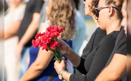 İzmir Büyükşehir, Roman Soykırımı’nın 81. yılında İzmir Körfezi’ne kırmızı karanfil bıraktı