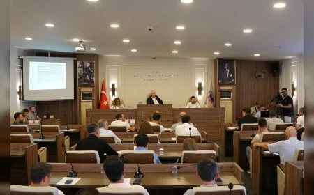 Kemalpaşa Belediye Meclisi toplandı: Türkmen’den doğalgaz, bütçe ve arsa rayiçleri hakkında kapsamlı açıklamalar