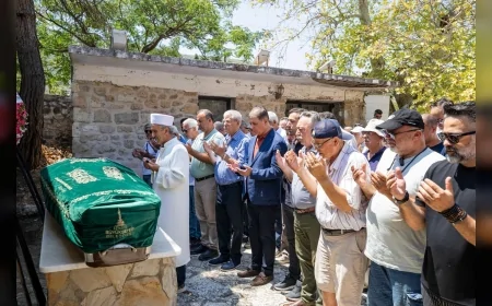 İzmir Büyükşehir Belediye Başkanı Cemil Tugay, Tacettin Bayır’ın annesinin cenaze törenine katıldı