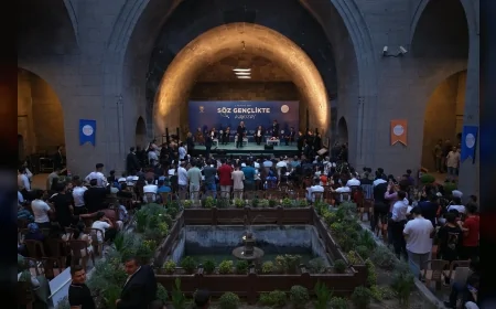 Büyükklıç gençlerle türkü söyledi