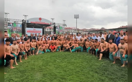 Feyzullah Aktürk, Taha Akgül Karakucak Güreşleri’nde başpehlivan oldu: Altın kemer ve sıfır daire kazandı