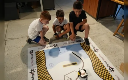 FabrikaLab İzmir ve Diyez Robotics iş birliğiyle düzenlenen RoboCup etkinliği, İzmirli çocukları robotik dünyasıyla tanıştırdı