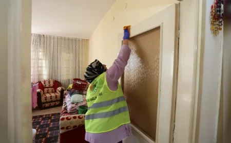 Yalnız yaşayan vatandaşın evi temizlendi, Kepez Belediyesi sosyal destek hizmetini genişletiyor
