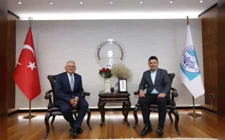 Mustafa Elitaş ve Osman Boyraz, Kayseri Büyükşehir Belediye Başkanı Memduh Büyükkılıç’ı ziyaret etti