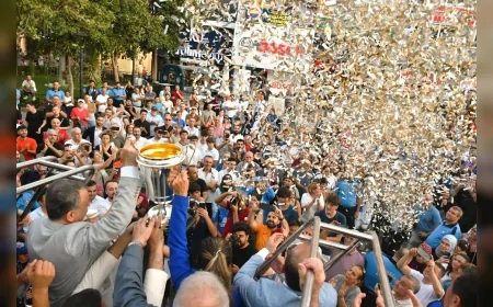Yunusemre Belediyespor U17 Takımı, Türkiye şampiyonluğunu şehir turuyla kutladı!